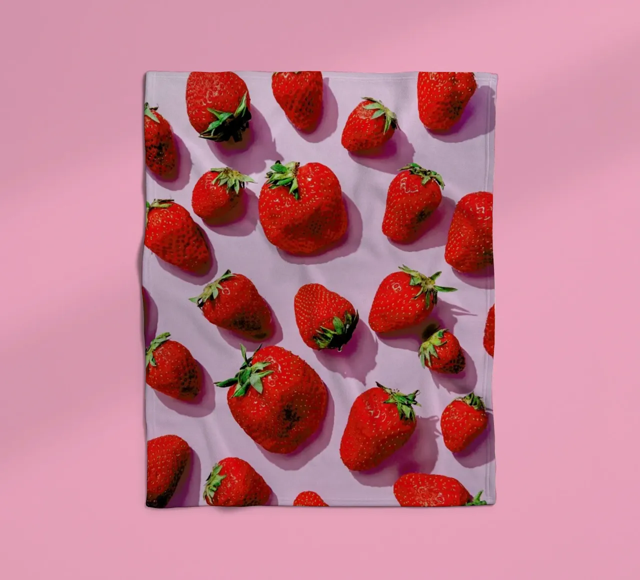 Erdbeeren Auf Pink fleece blanket by Eat this