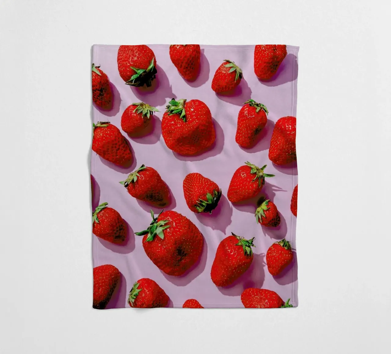 Erdbeeren Auf Pink fleece blanket by Eat this