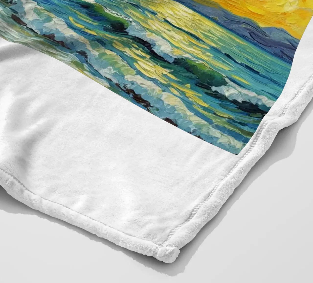 Vista della spiaggia con nave affondata in riva al mare coperta in pile da Piper Shop Oke