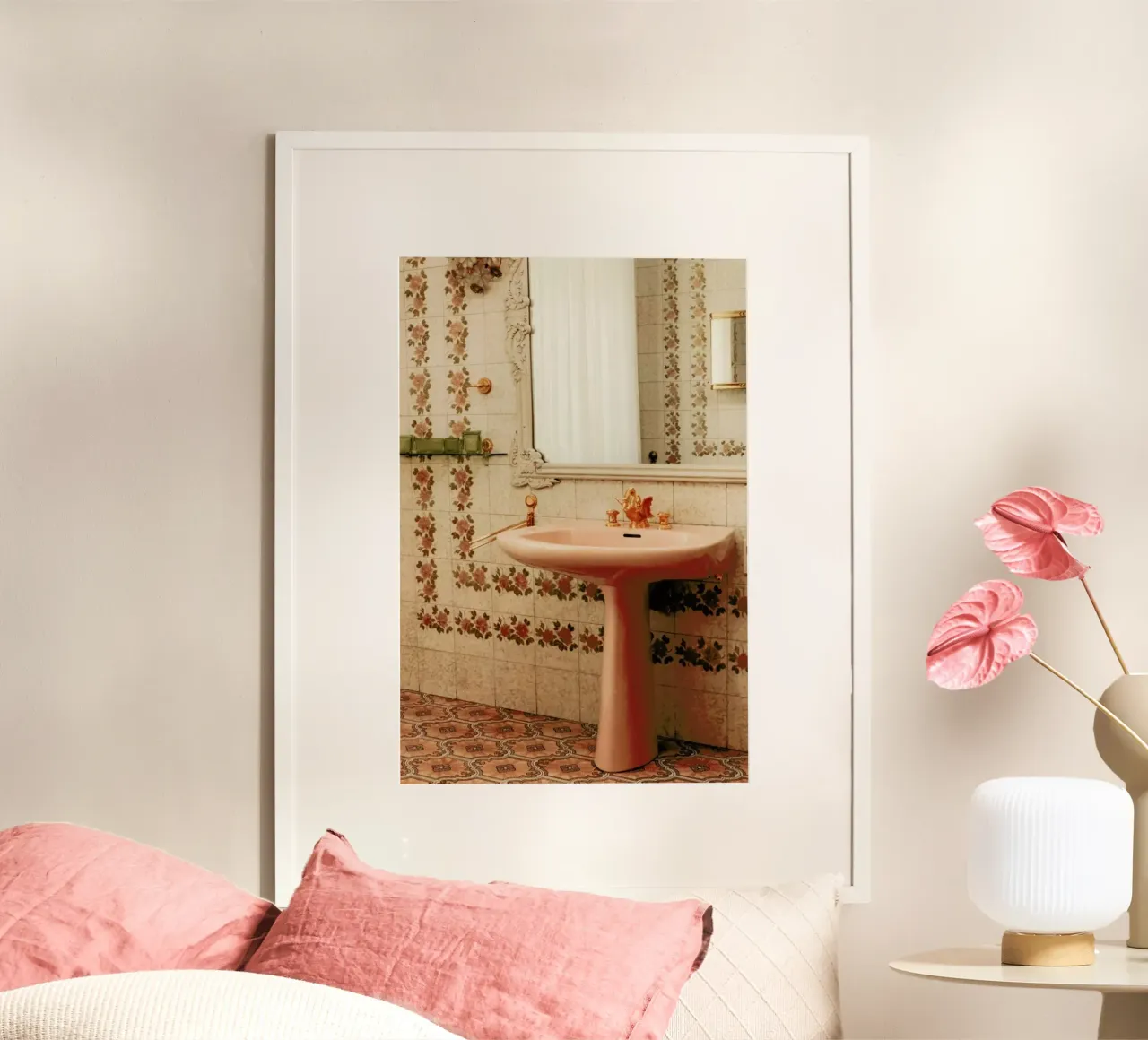 The Pink Sink poster con telaio in legno da Sebastian Hilgetag
