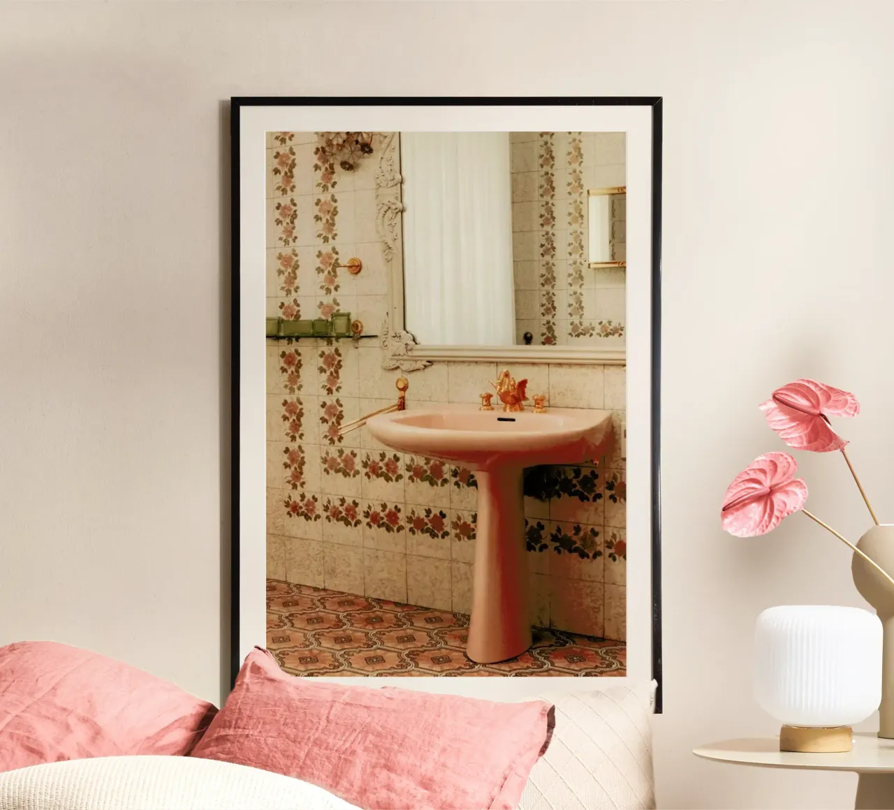 The Pink Sink poster con telaio in legno da Sebastian Hilgetag