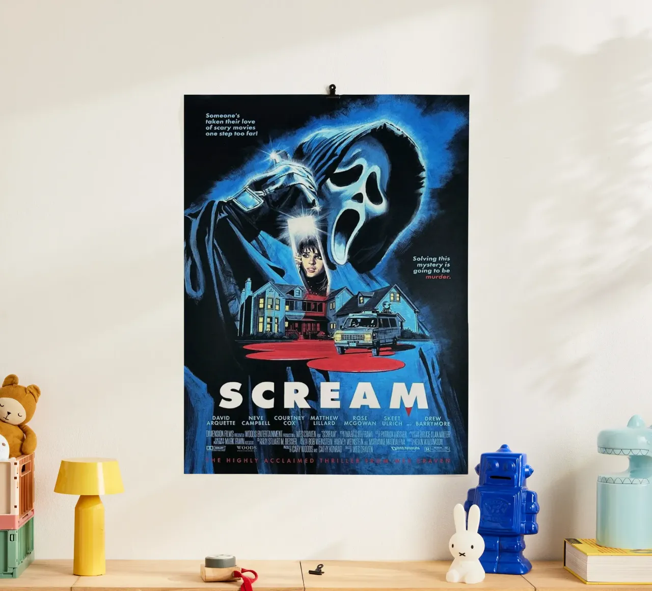 De horrorfilm poster met aluminium frame van Martin studio