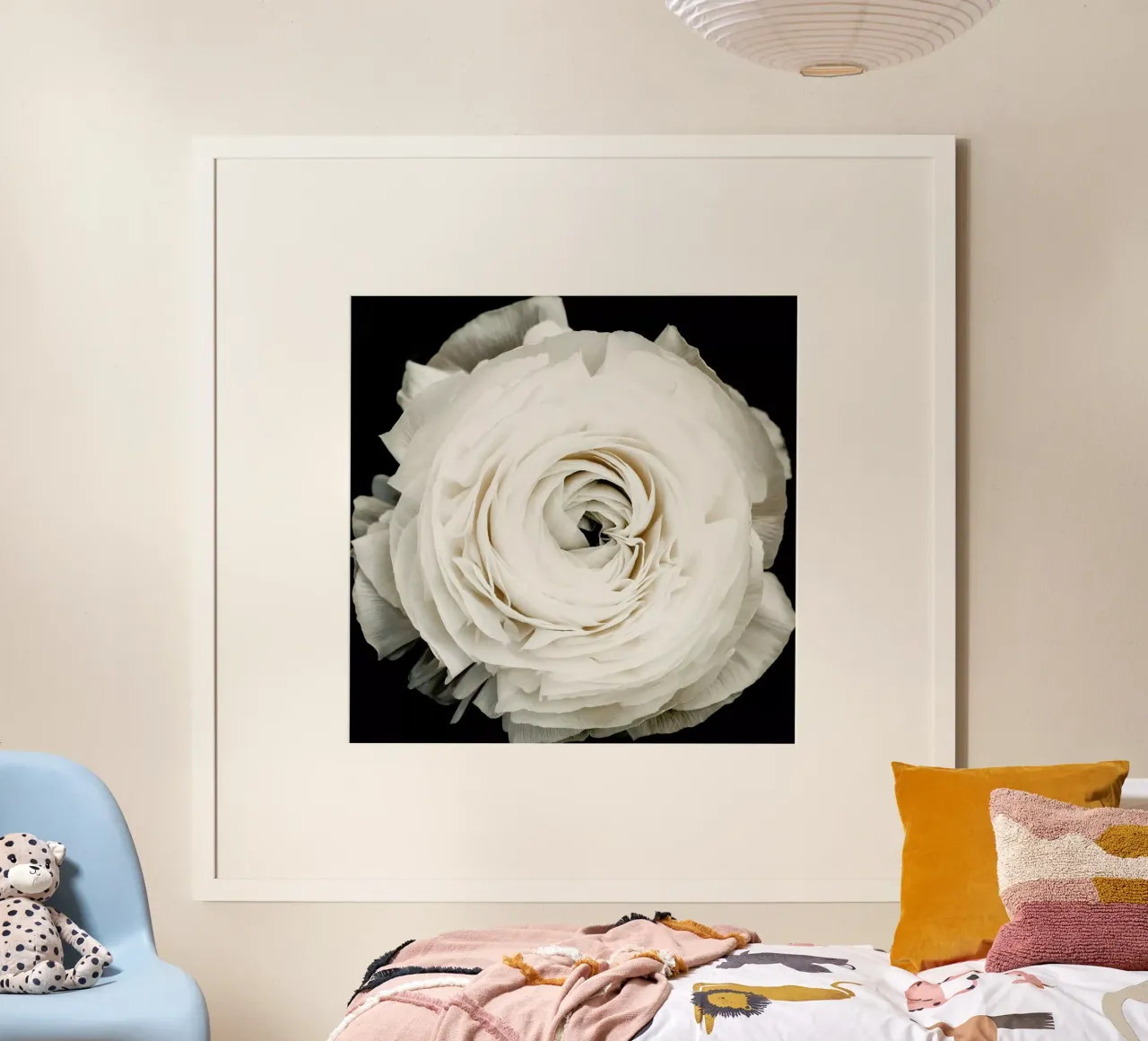 Fiore - Floreale bianco poster con telaio in alluminio da Ingrid Beddoes