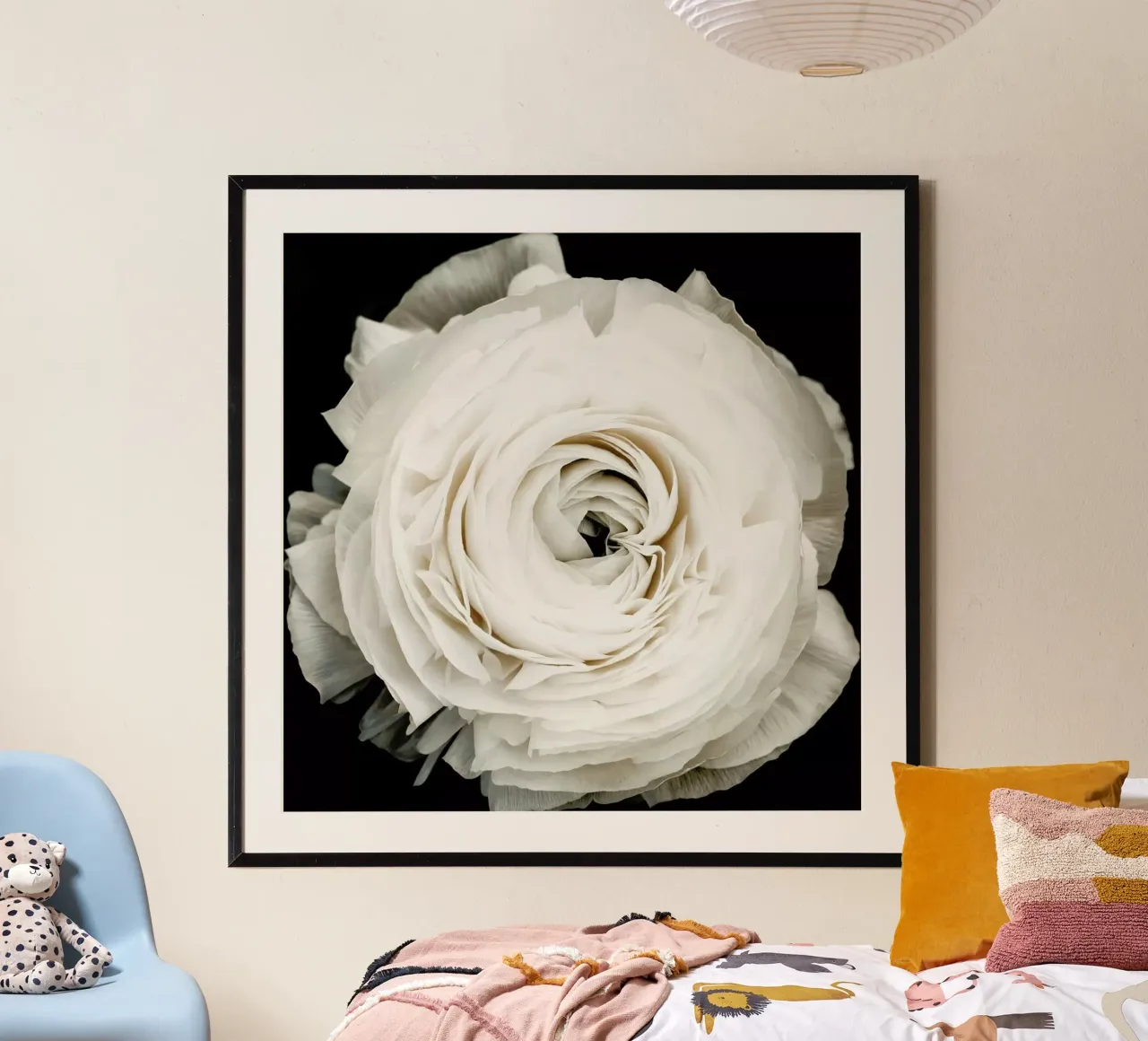 Fiore - Floreale bianco poster con telaio in alluminio da Ingrid Beddoes