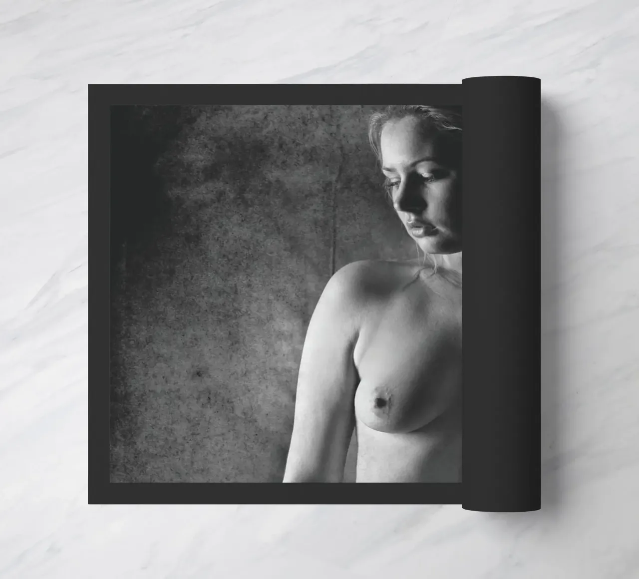 Amber Art Nude Mono Fußmatte von Dave Hare Photography