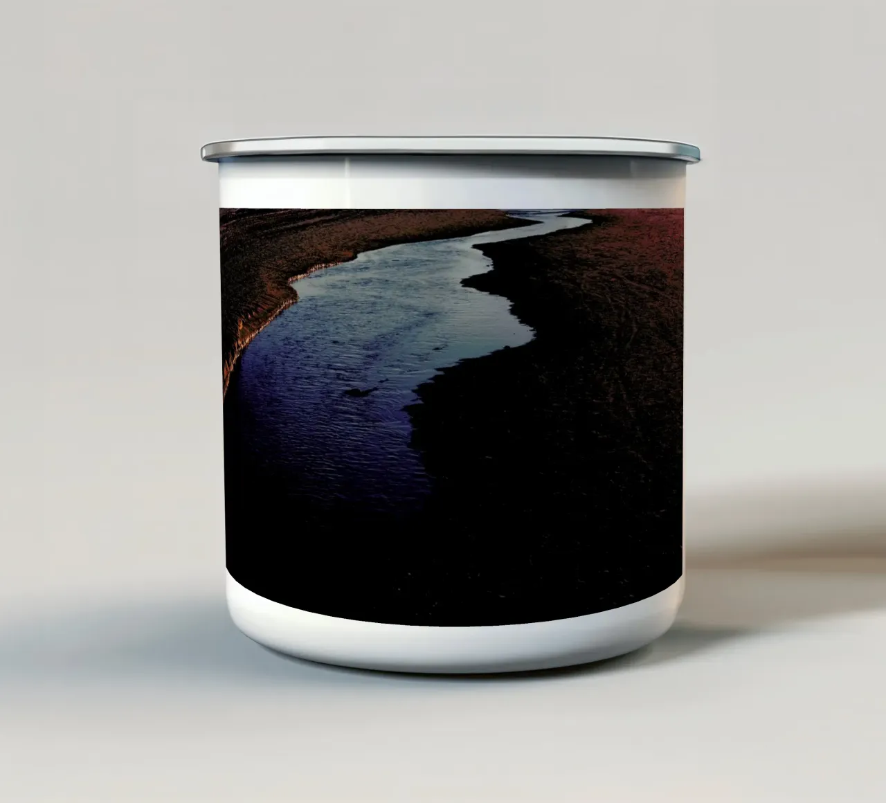 Dark River IV tazza in smalto da Tal Paz-Fridman