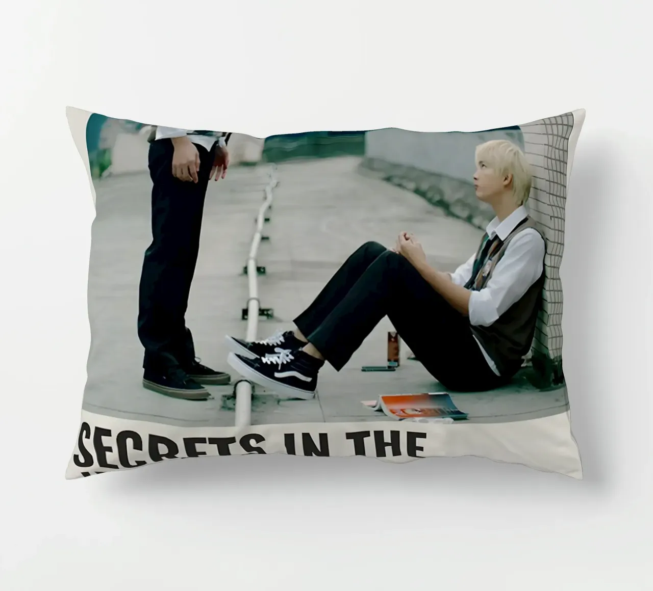 SECRETS IN THE HOT SPRING 2018 cuscino da MVFminimalist