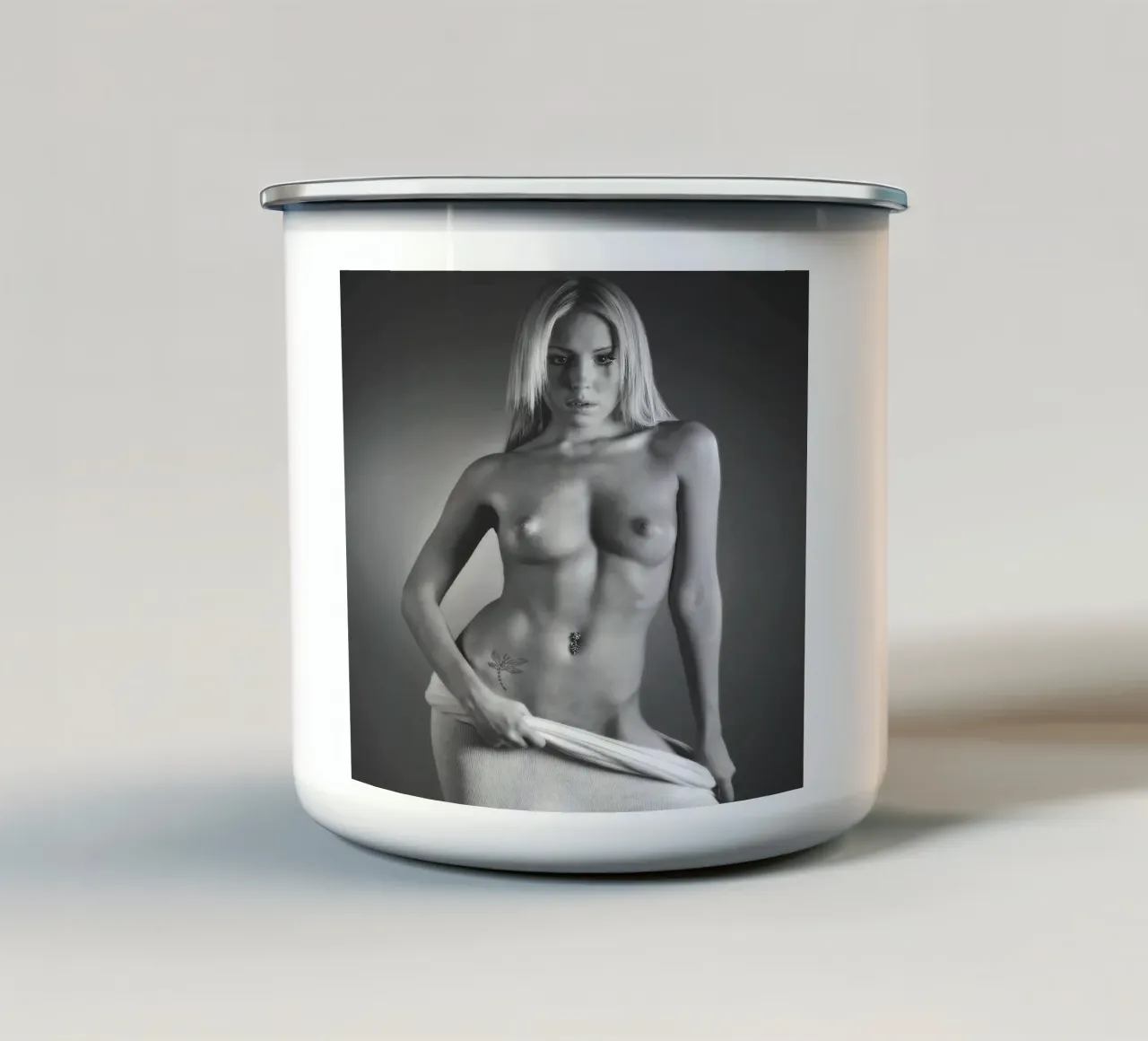 Ashlee in cotton Mono tazza in smalto da Dave Hare Photography