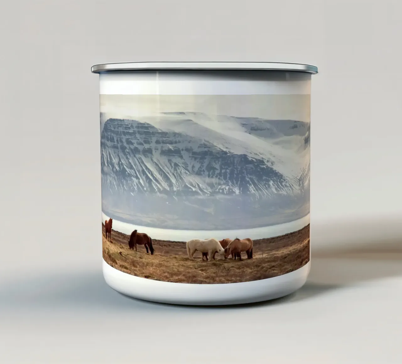 cavalli in montagna innevati tazza in smalto da Horsire