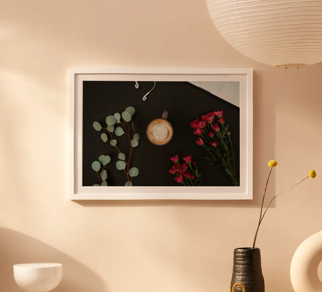 Blumenkaffee auf dem Schreibtisch Poster mit Kunststoffrahmen von cofa home