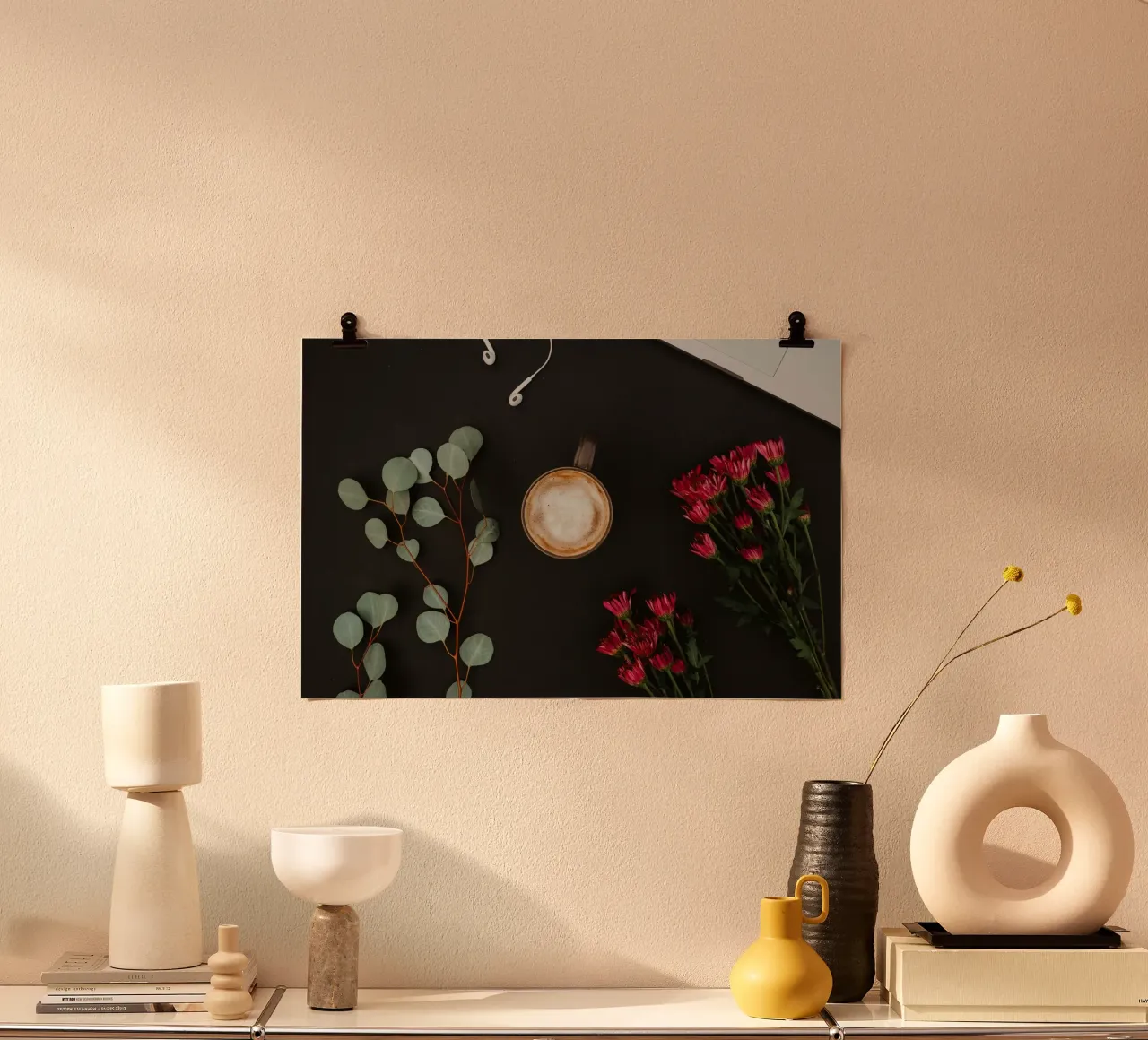 Blumenkaffee auf dem Schreibtisch Poster mit Kunststoffrahmen von cofa home