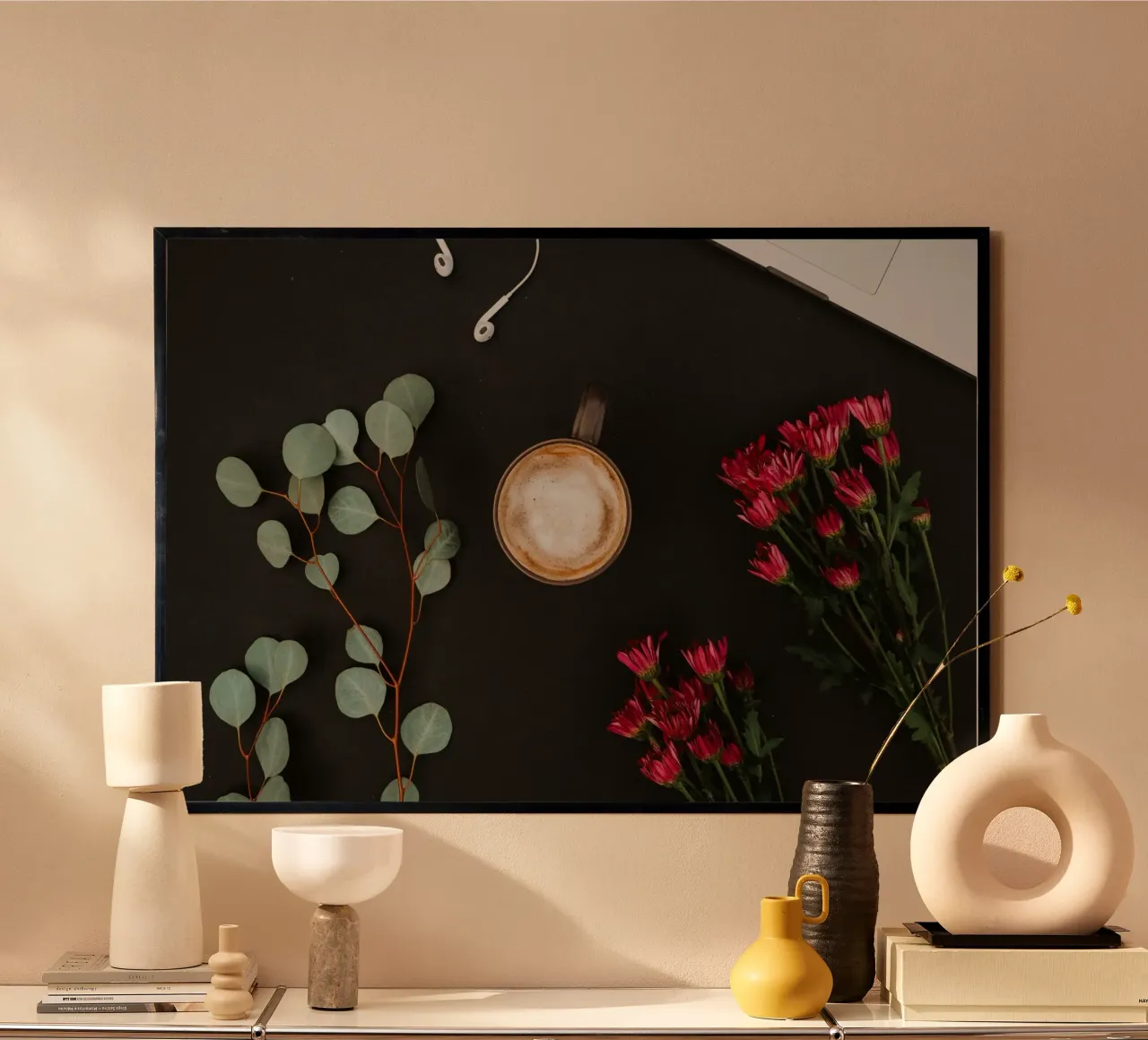 Blumenkaffee auf dem Schreibtisch Poster mit Kunststoffrahmen von cofa home