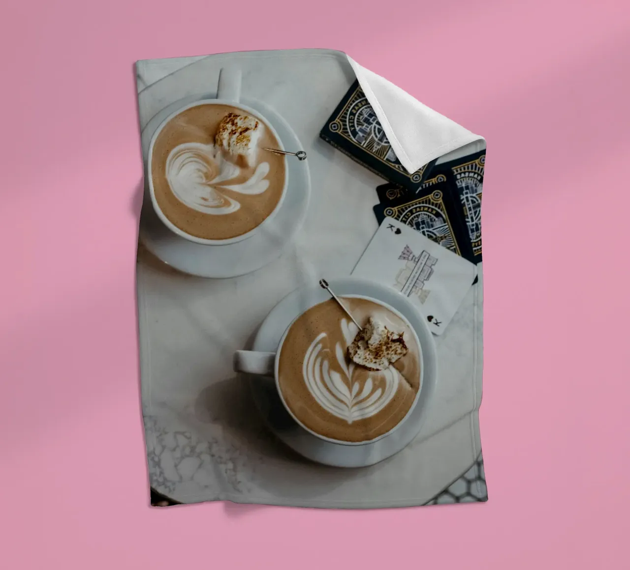 coppia di caffè sulla scrivania coperta in pile da cofa home