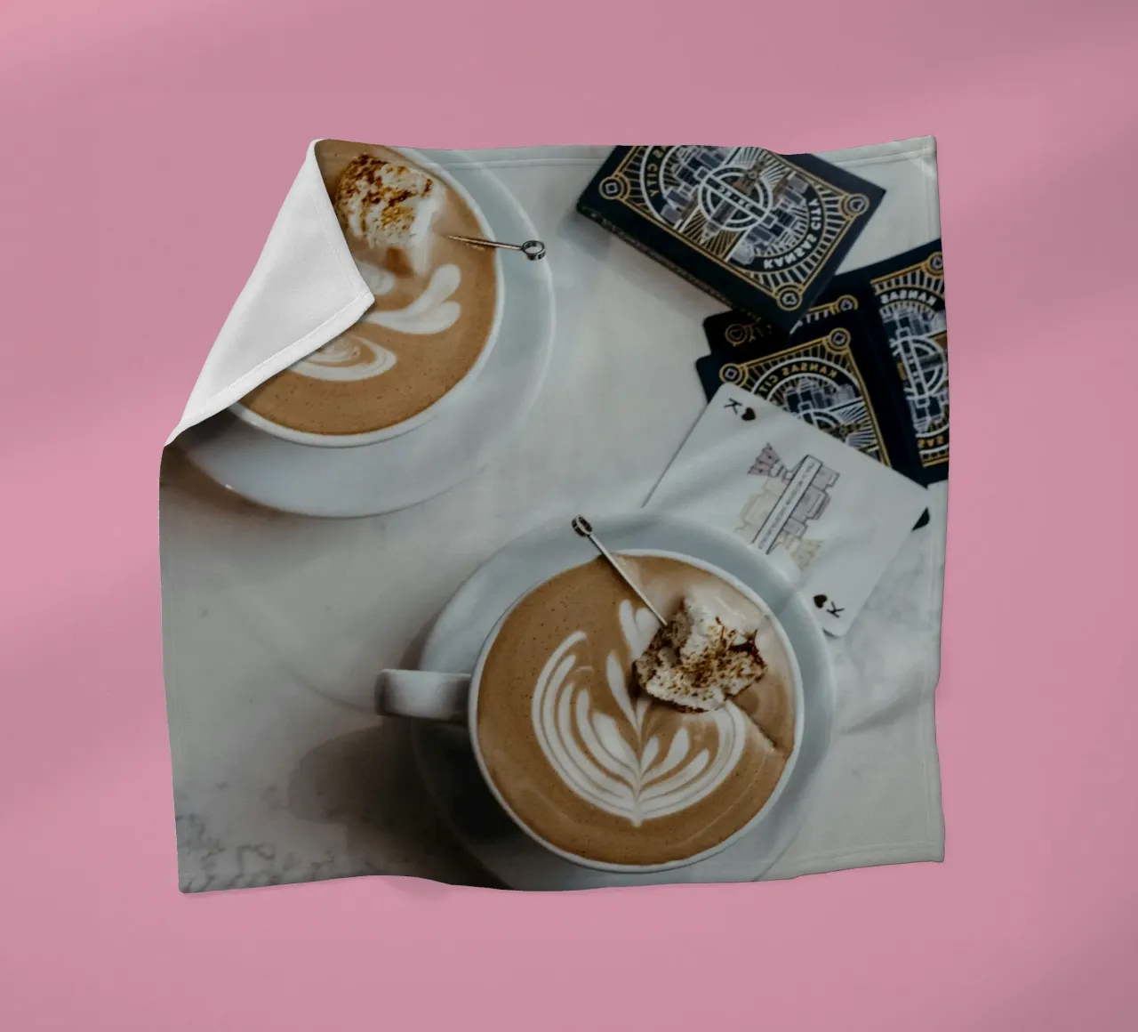 coppia di caffè sulla scrivania coperta in pile da cofa home