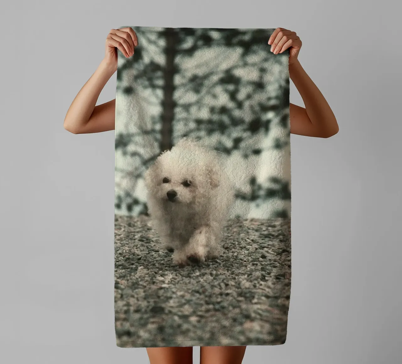 chiot jouant dans une forêt lumineuse serviette de bain de animal story home