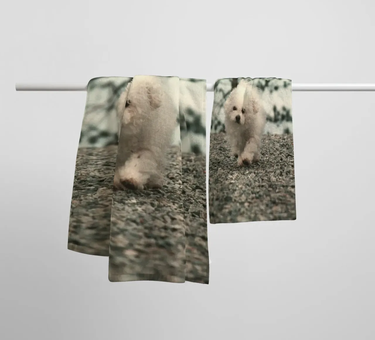 chiot jouant dans une forêt lumineuse serviette de bain de animal story home