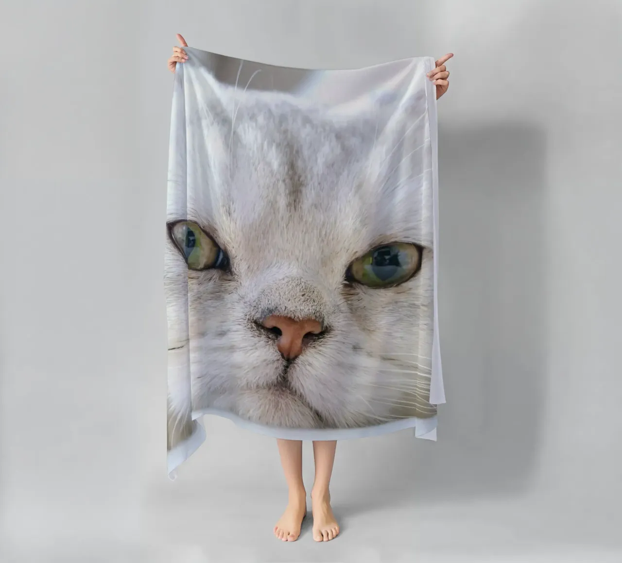 Schnurrhaare Katze entspannt Strandtuch von animal story home