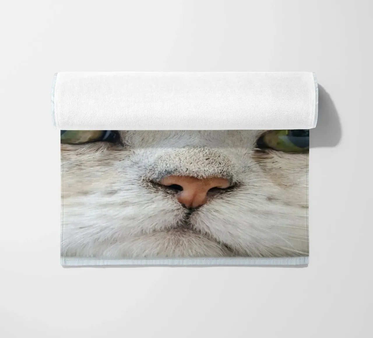 Schnurrhaare Katze entspannt Strandtuch von animal story home