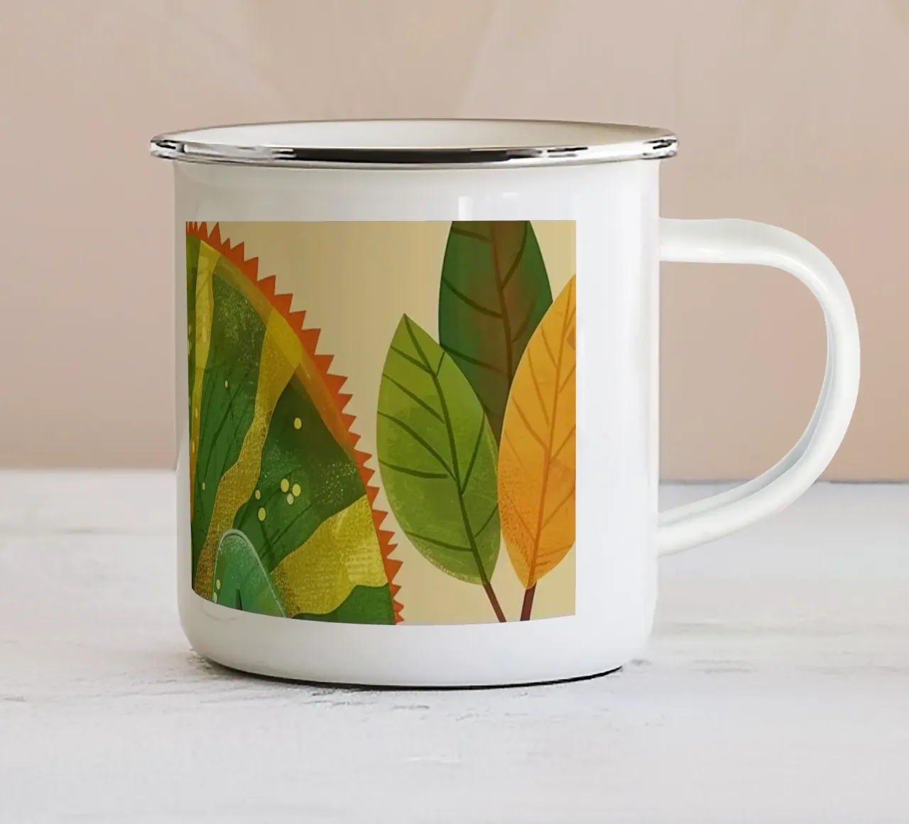camaleonte appollaiato su un ramo, con verdi e gialli brillanti tazza in smalto da DesignDoodle