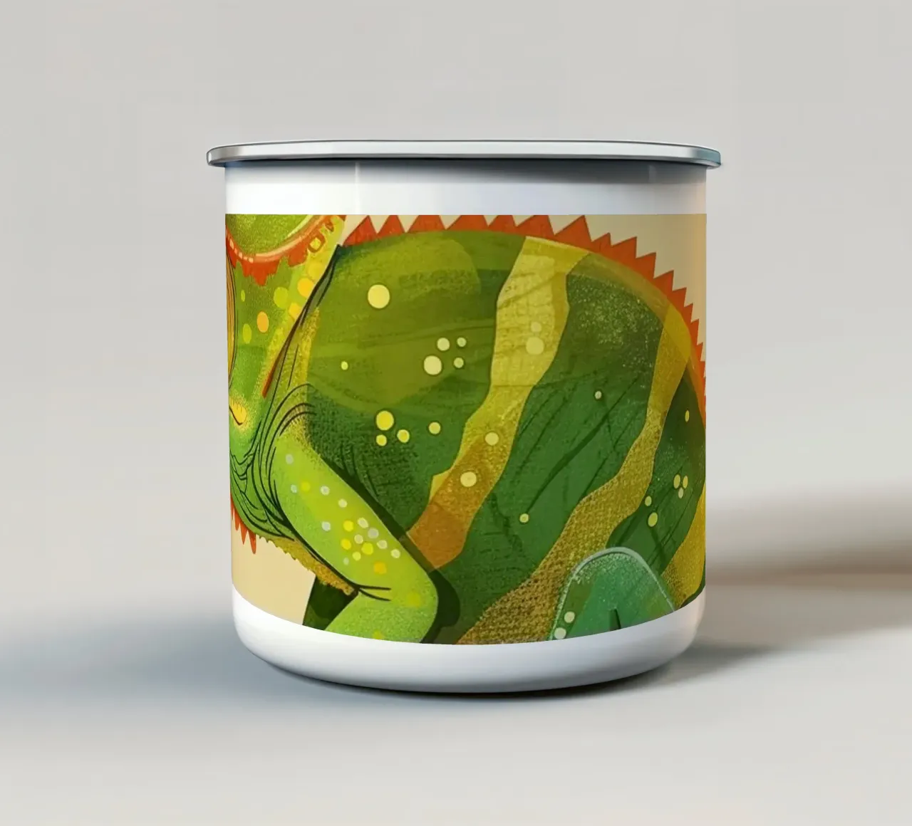 camaleonte appollaiato su un ramo, con verdi e gialli brillanti tazza in smalto da DesignDoodle