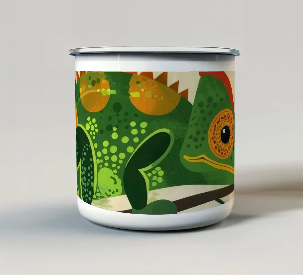 illustrazione del camaleonte con l'esclusiva coda a spirale tazza in smalto da DesignDoodle