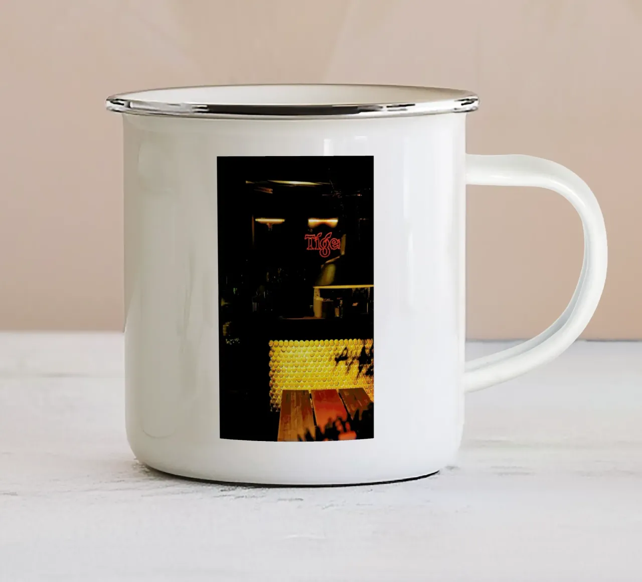 Neon Lights tazza in smalto da Sebastian Hilgetag