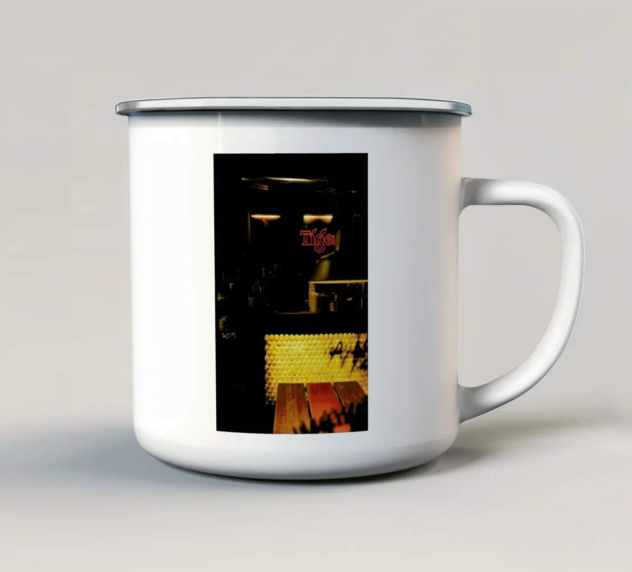 Neon Lights tazza in smalto da Sebastian Hilgetag