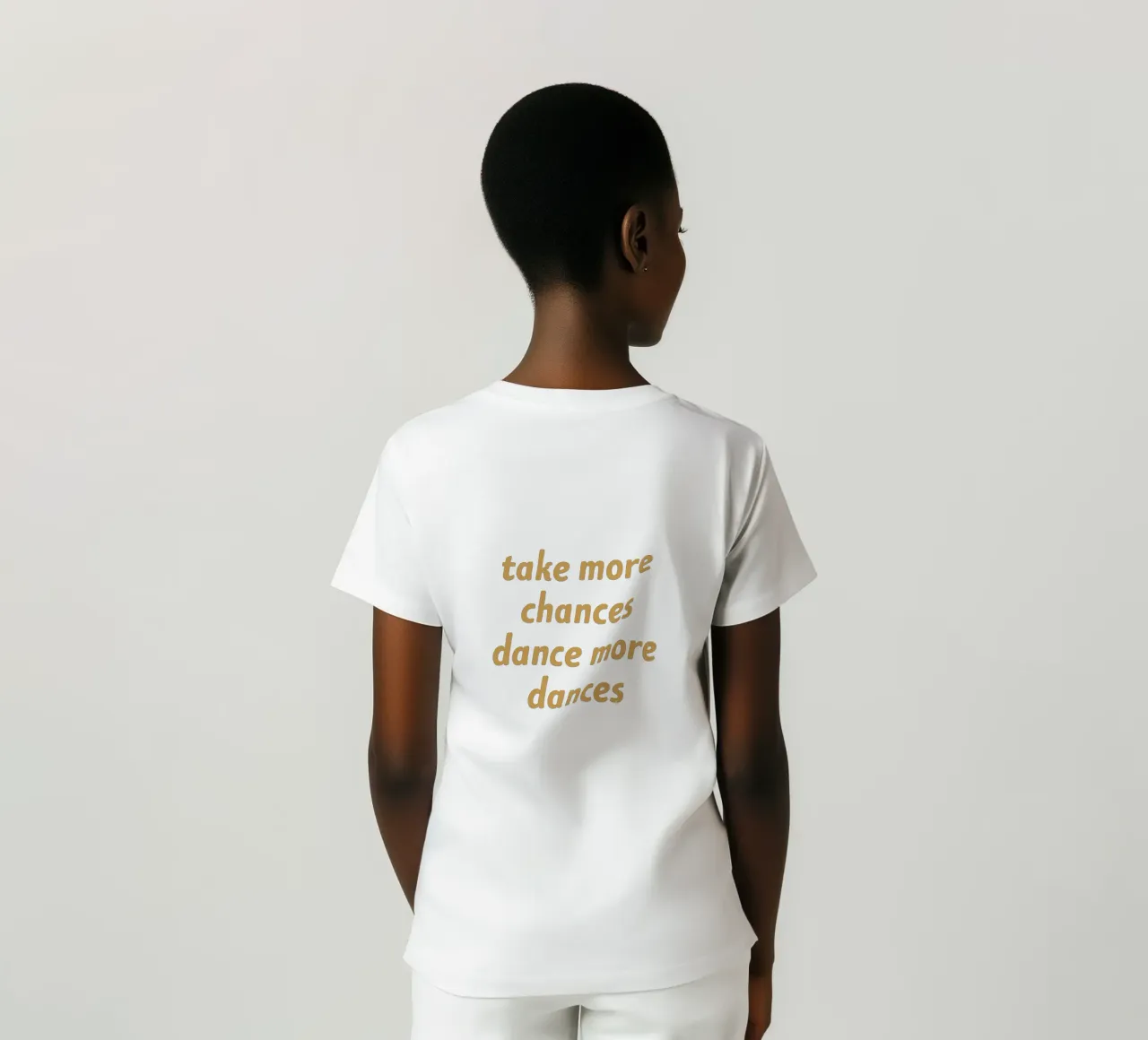 Correte più rischi, ballate più danze - Oro giallo t-shirt da MoonlightPrint