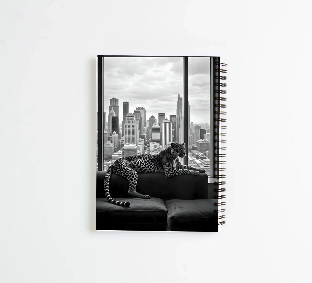 Leopard Relaxing on Sofa in NYC Luxury Apartment Scene diario ad anelli da heaventrain