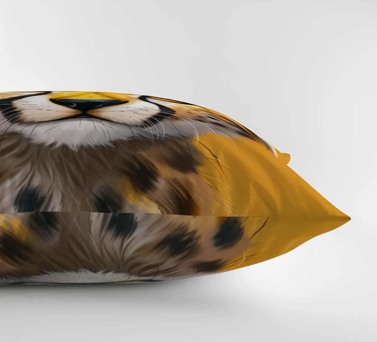 cucciolo di ghepardo, con grandi occhi e un'espressione dolce e giocosa cuscino da DesignDoodle