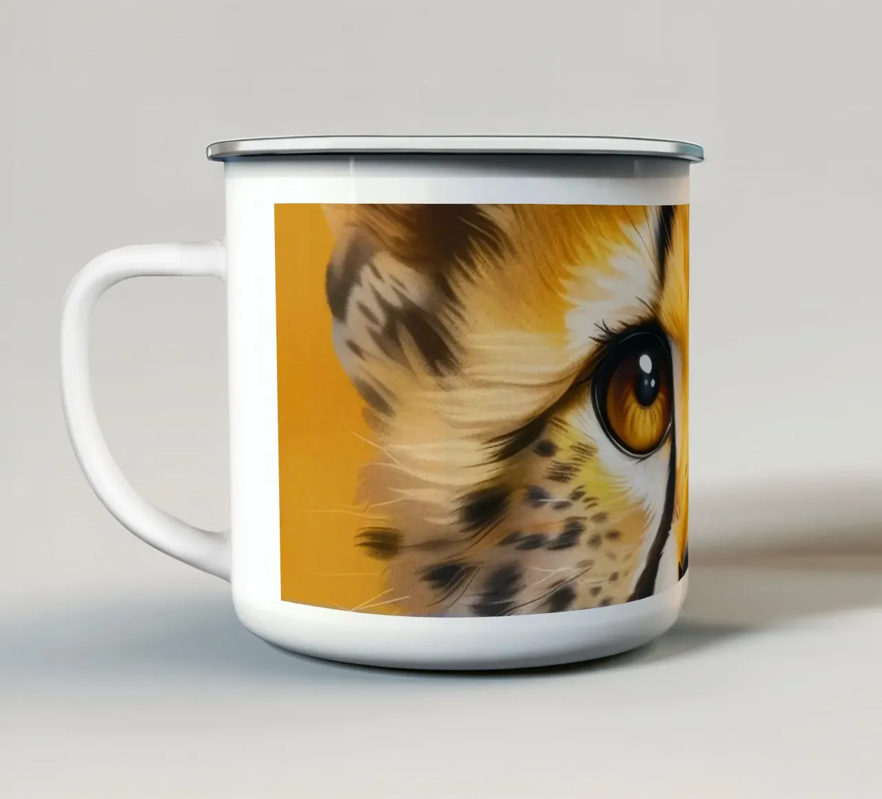 cucciolo di ghepardo, con grandi occhi e un'espressione dolce e giocosa tazza in smalto da DesignDoodle