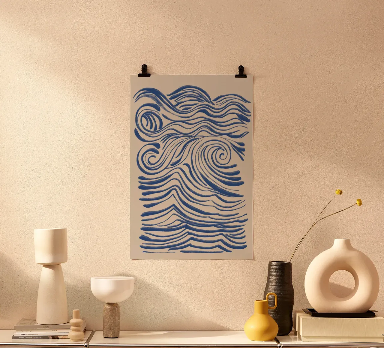 Abstracte blauwe golvende lijnen op beige poster met aluminium frame van Melloi Art Print