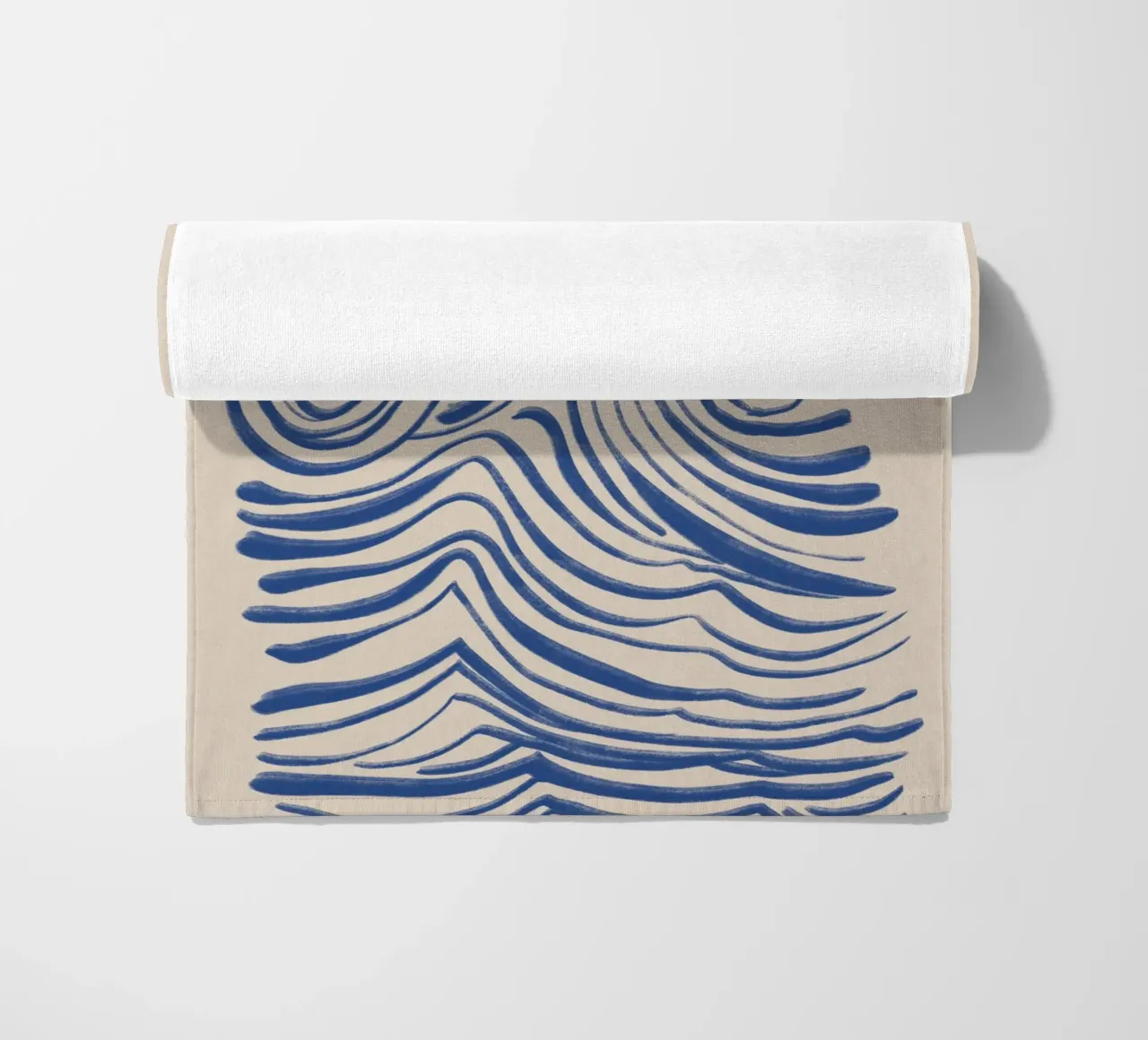 Abstrakte blaue Wellenlinien auf Beige Strandtuch von Melloi Art Print