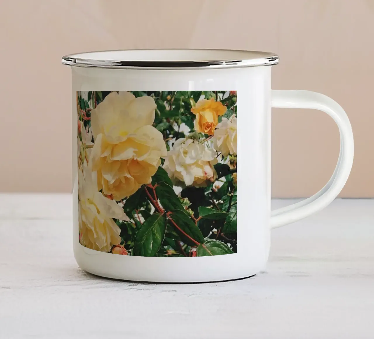 Giardino delle rose tazza in smalto da Cassia Beck Photography
