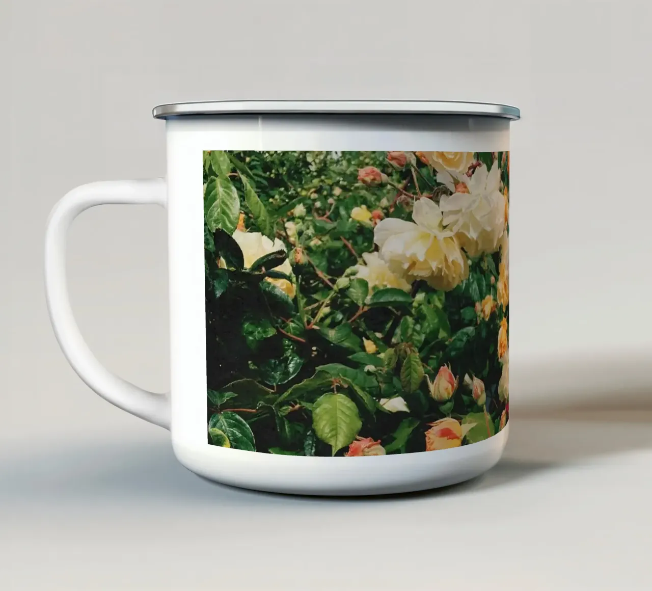 Giardino delle rose tazza in smalto da Cassia Beck Photography