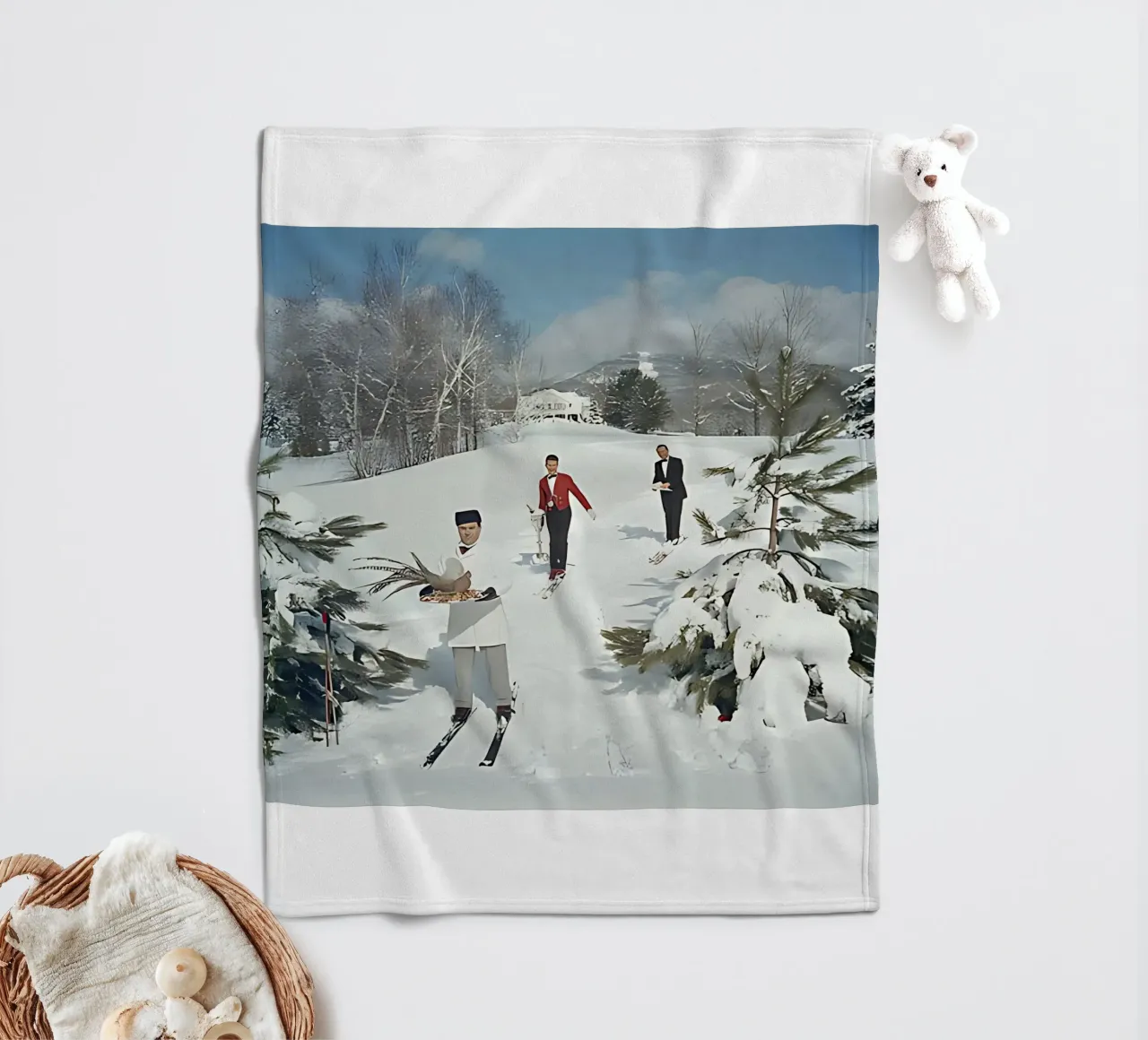 Slim Aarons - Camerieri sciatori coperta in pile da kaitlinparkershop