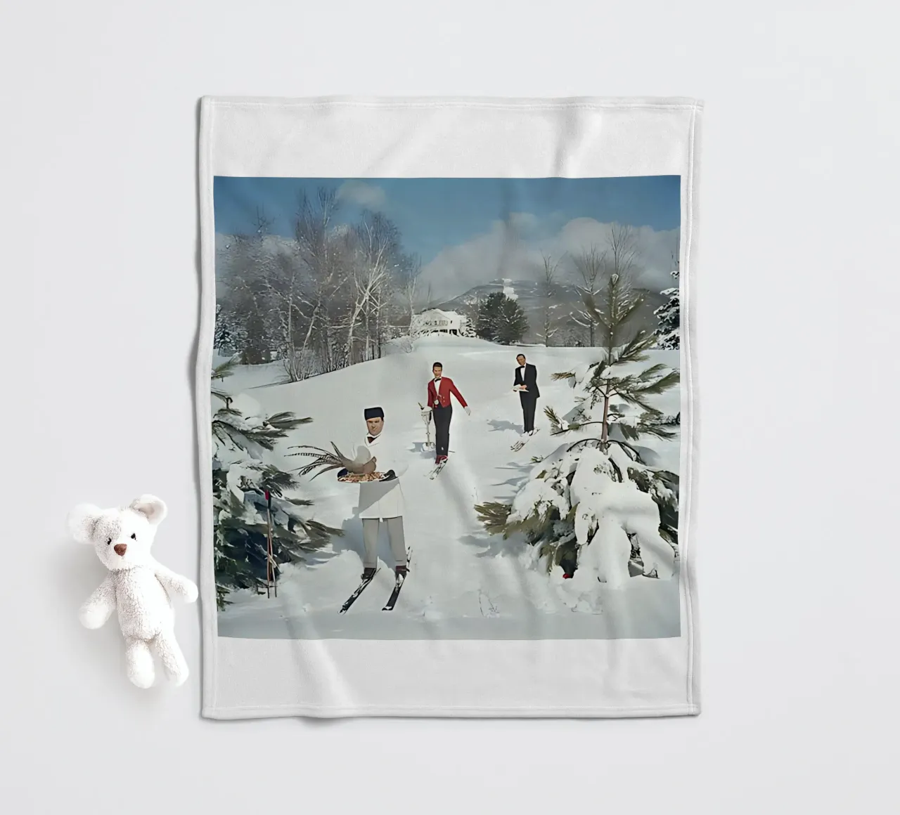 Slim Aarons - Camerieri sciatori coperta in pile da kaitlinparkershop