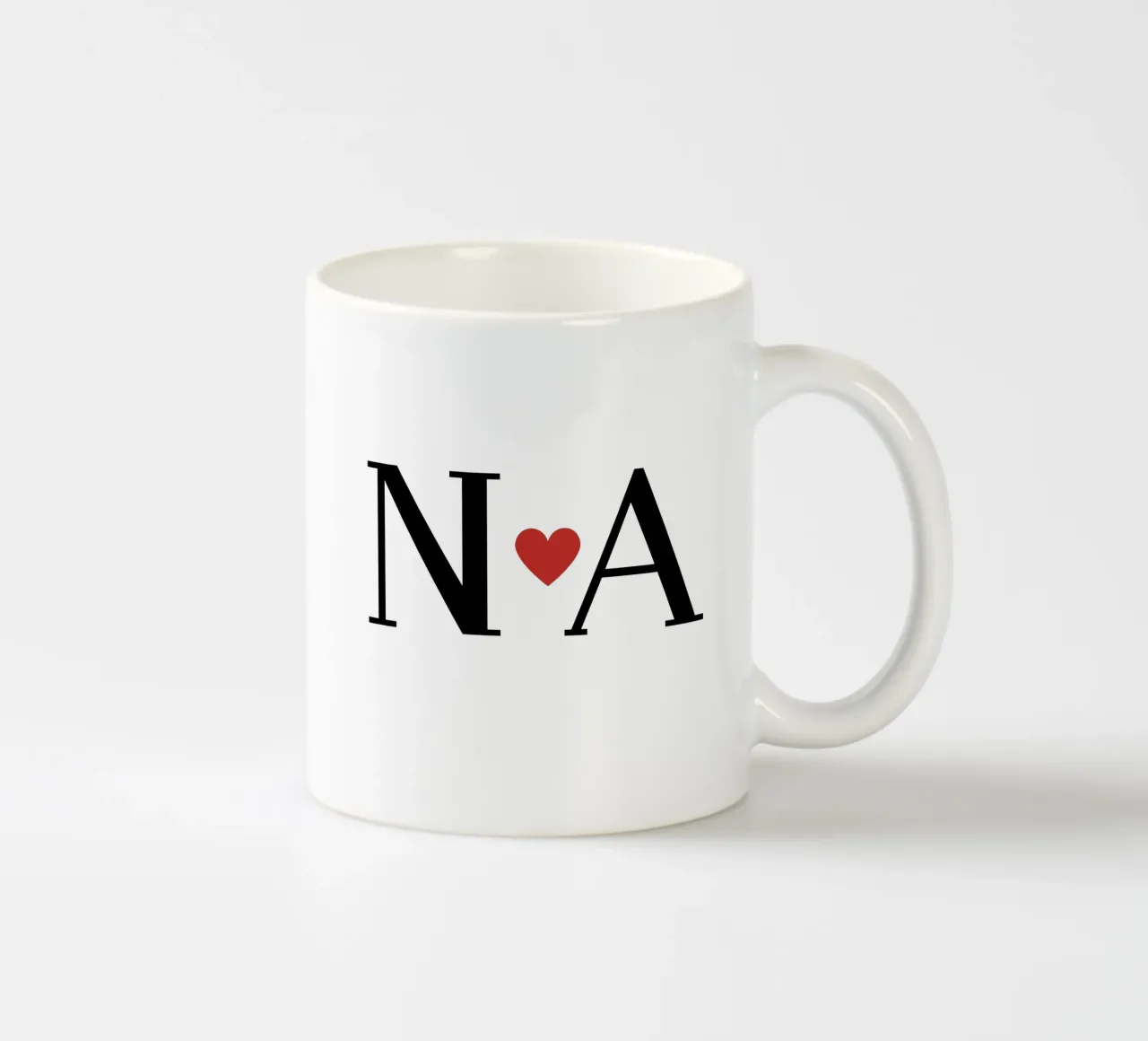N A Design - Maglietta e idea di decorazione con le iniziali dell'amore tazza in ceramica da StrindesignStudio