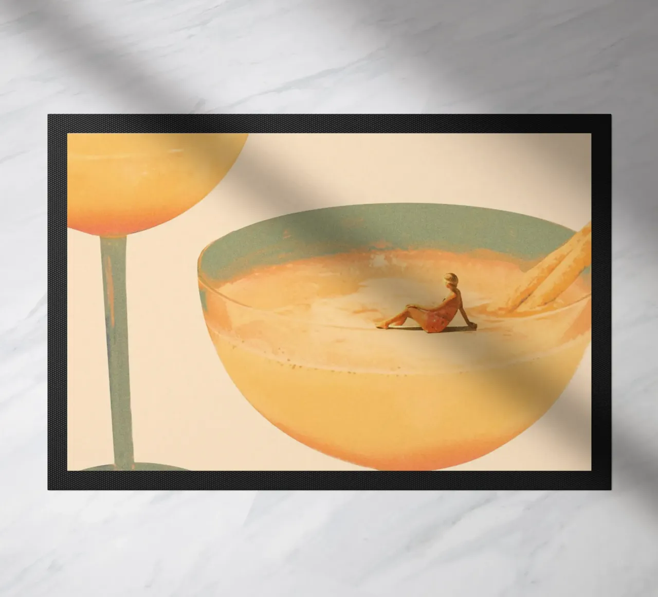 Maarten Leon - Urlaub im Glas No1 Druck Fußmatte von weimann shop