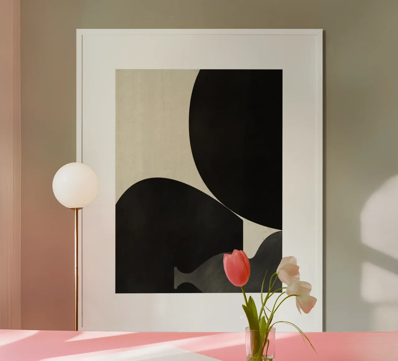 Forme organiche in bianco e nero 02 poster con telaio in legno da Little Dean