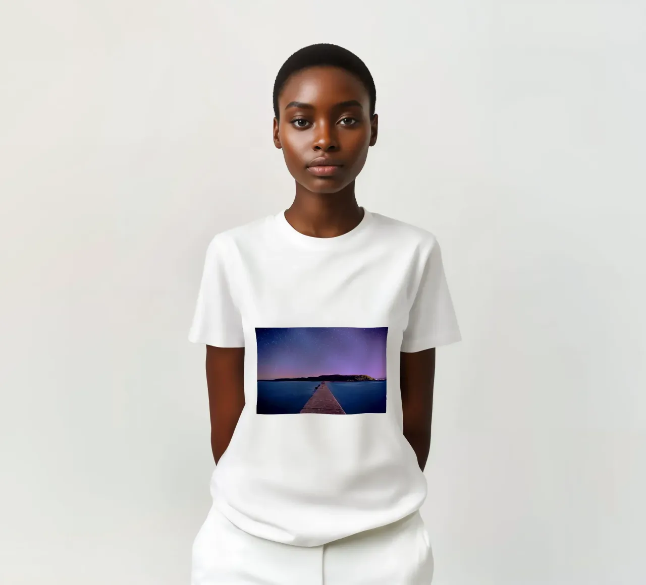 cielo viola con via di legno t-shirt da space words