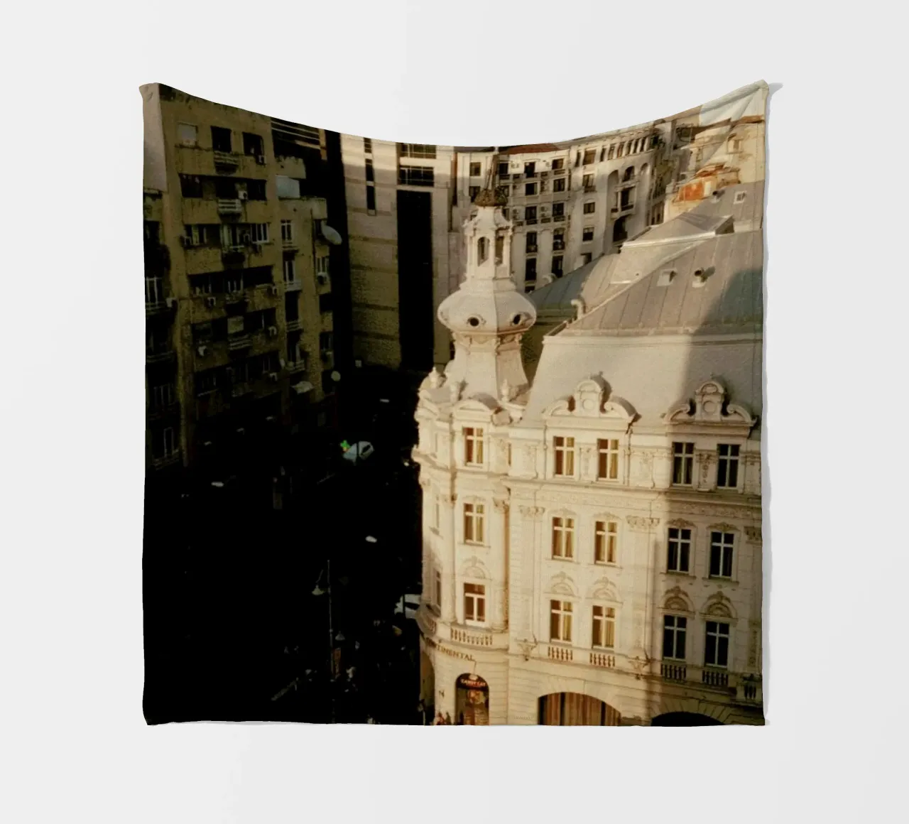 Analog Series Bucharest Love coperta in pile da Sebastian Hilgetag