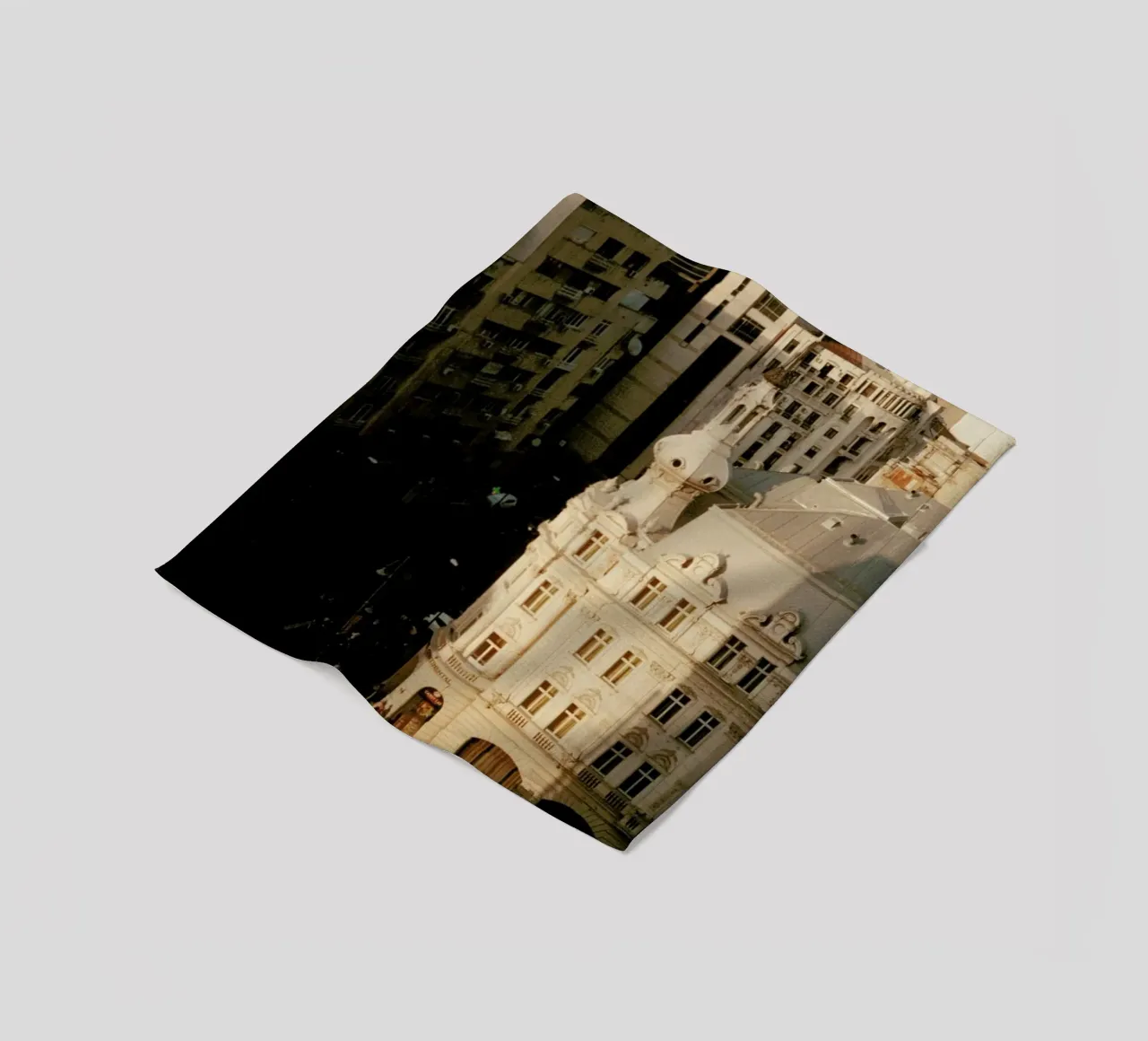 Analog Series Bucharest Love coperta in pile da Sebastian Hilgetag