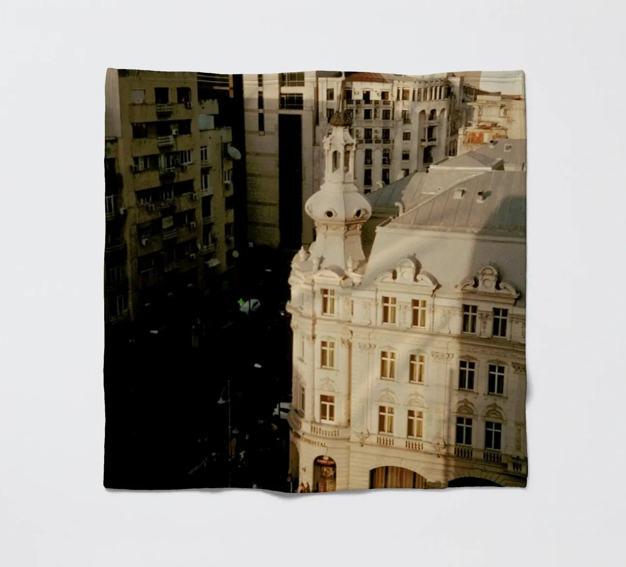 Analog Series Bucharest Love coperta in pile da Sebastian Hilgetag