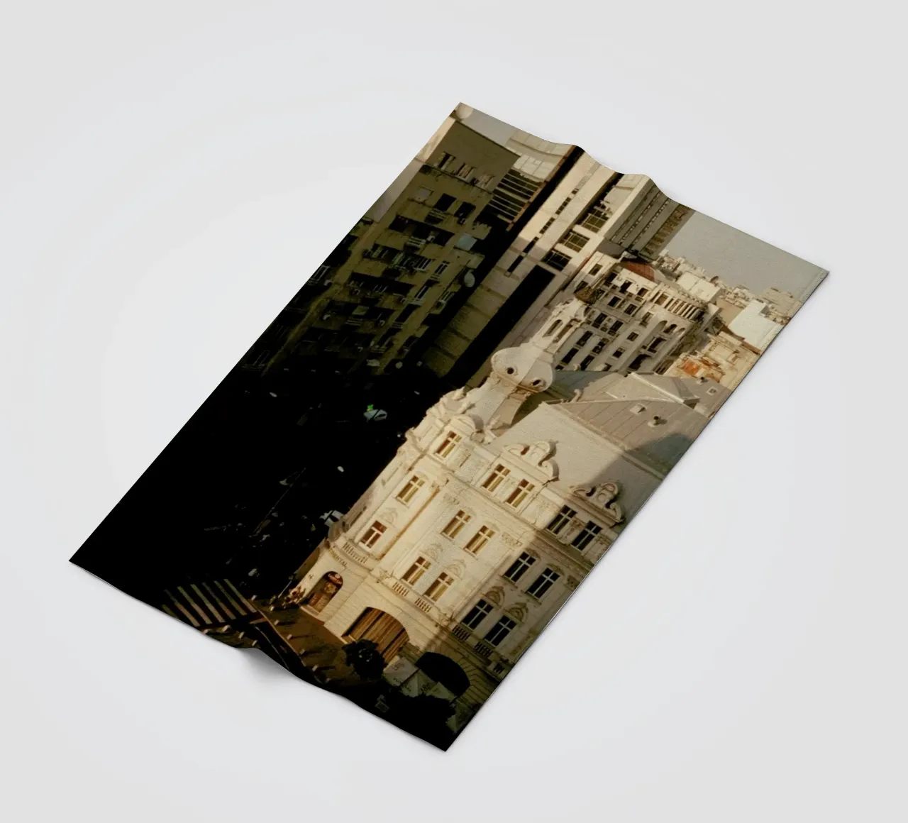Analog Series Bucharest Love coperta in pile da Sebastian Hilgetag