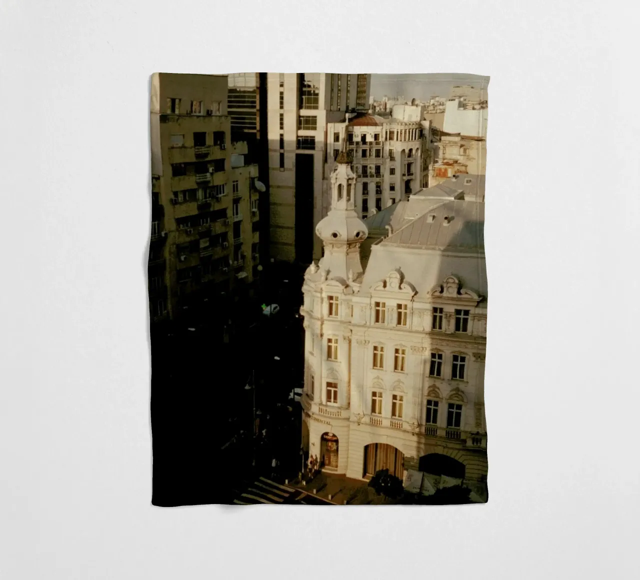Analog Series Bucharest Love coperta in pile da Sebastian Hilgetag