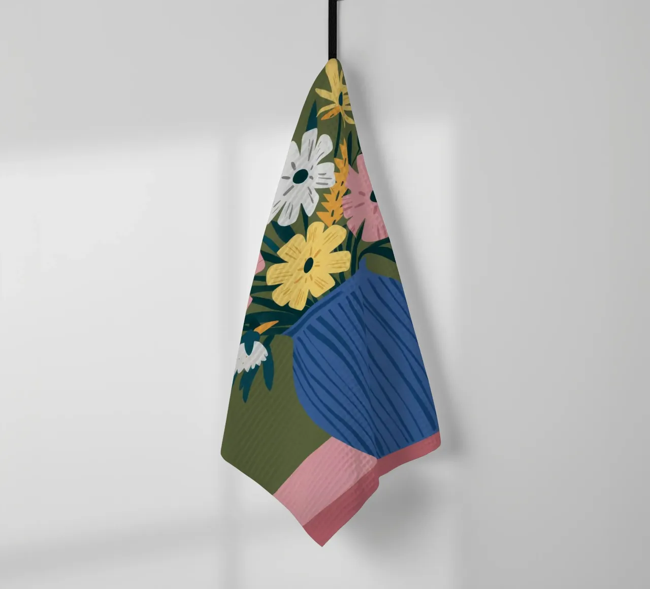 Blaue Vase Gänseblümchen Charme Geschirrtuch von Haven Fantasy