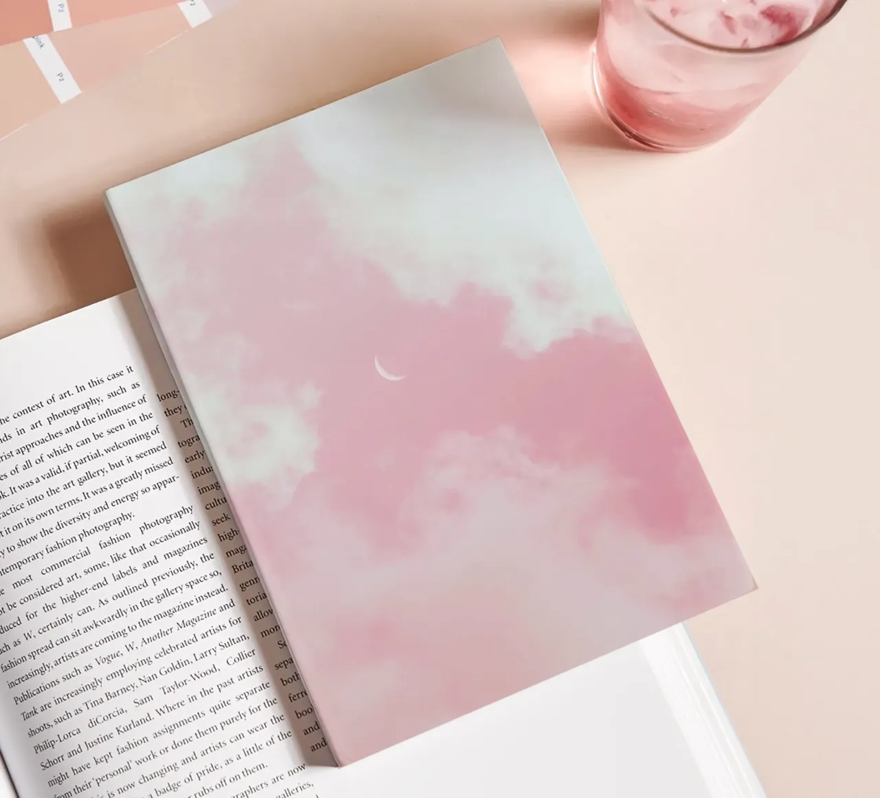 croissant de lune dans des nuages roses carnet de notes de cofa home