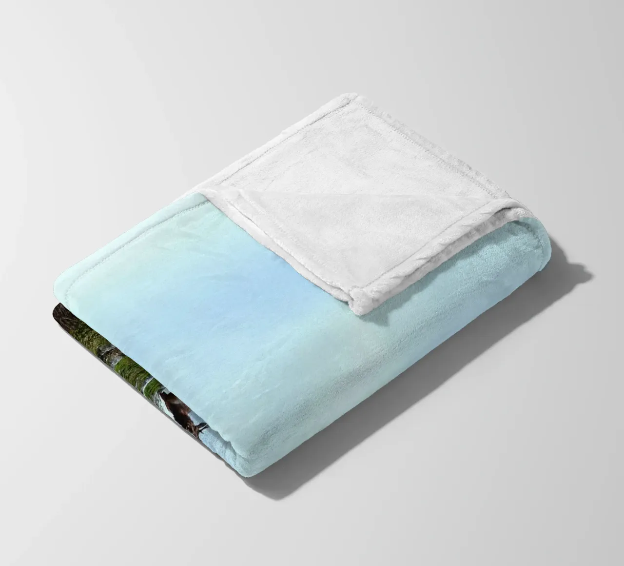 corna sull'erba coperta in pile da animal story home