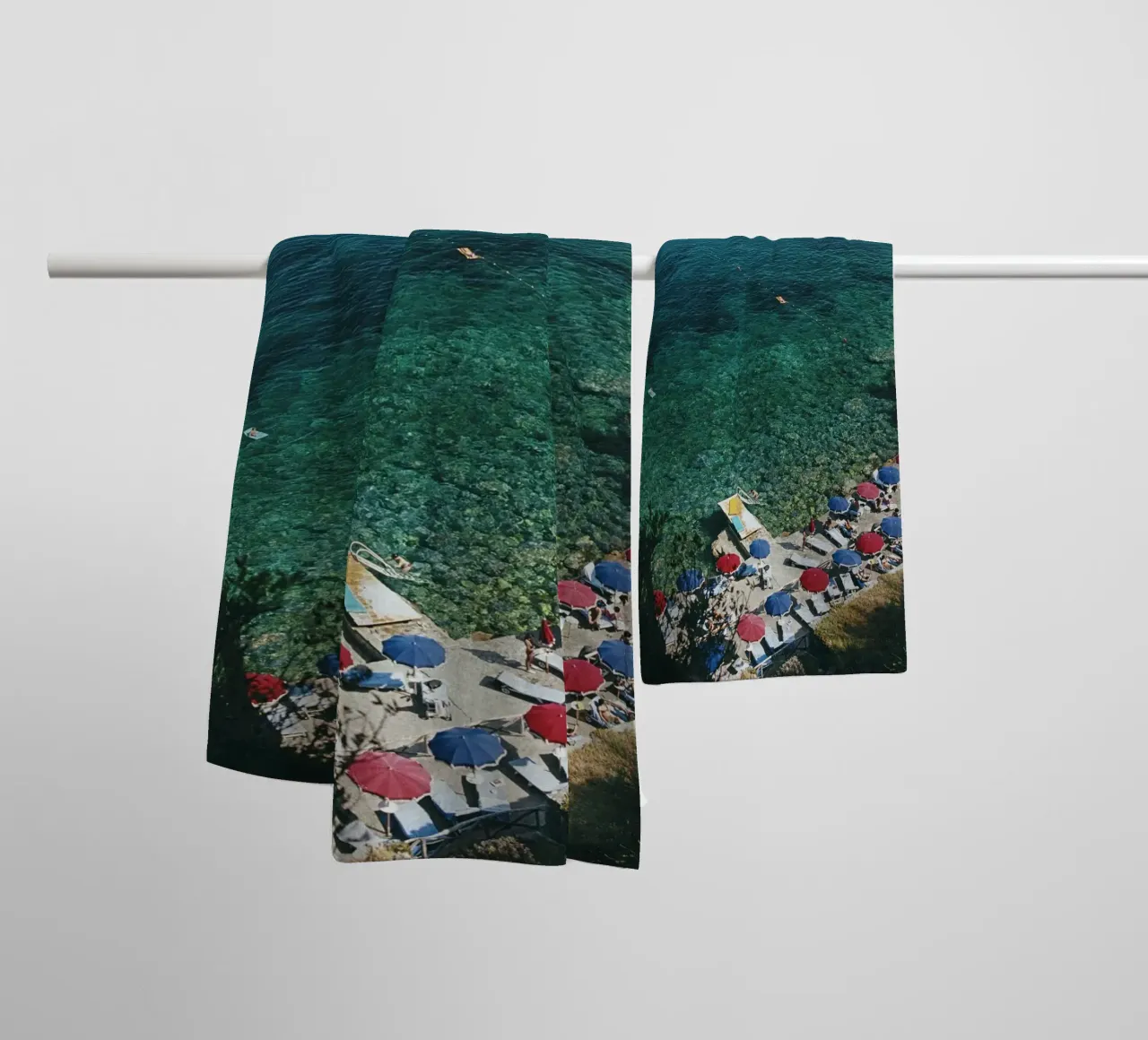 View From Il Pellicano - Slim Aarons asciugamano da bagno da Chrisvintage